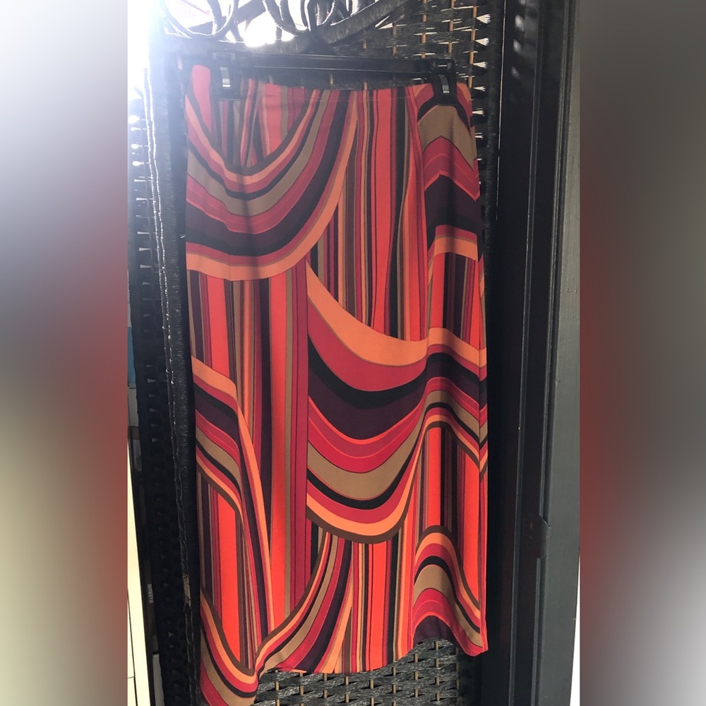 VINTAGE 80’s Vibrant Multi-Stripe Red/Orange Maxi Skirt
Clio ( brand) 
Size M